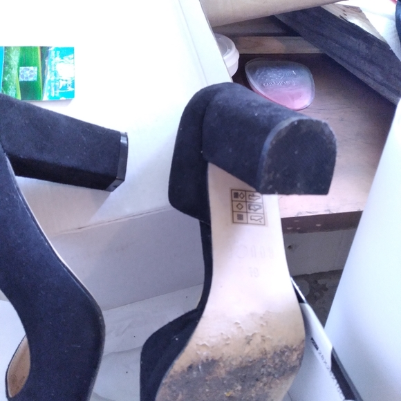 Suede heels, almost new. Worn 2 times. Preowned in excelente conditions. - Picture 3 of 3